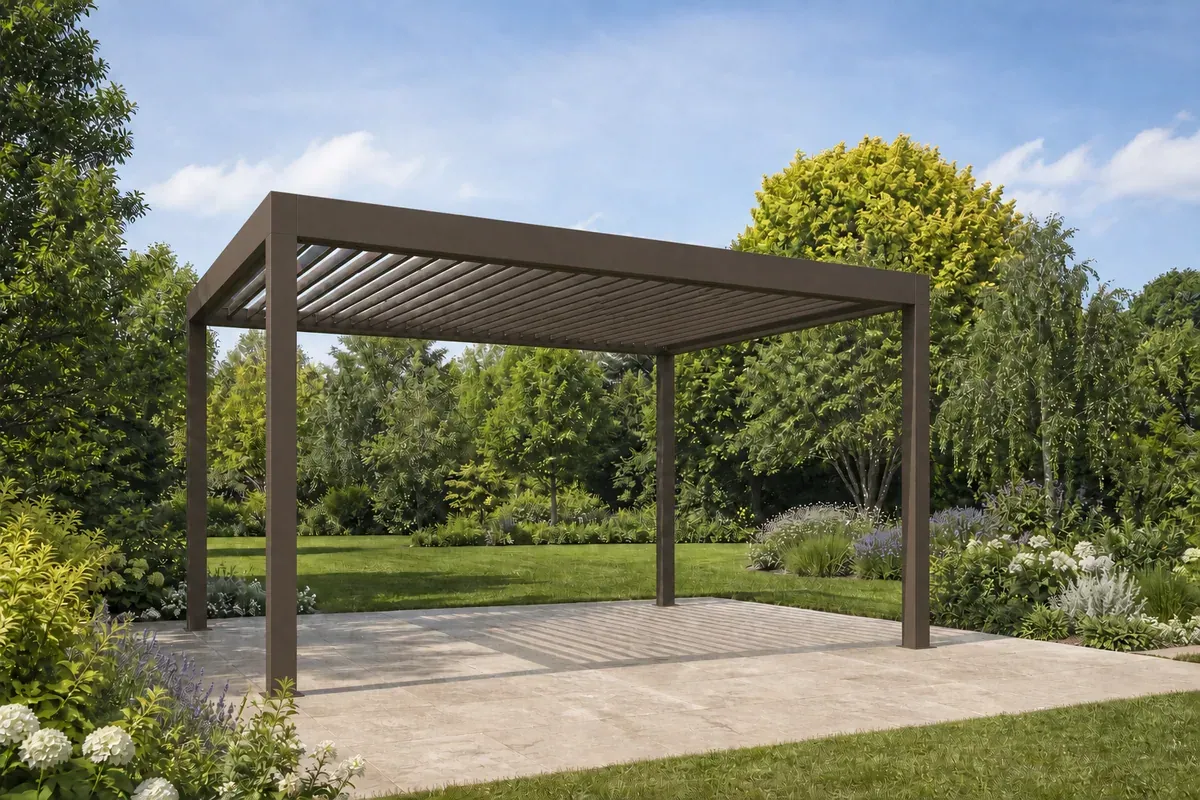 Pérgola de color bronce ilustrativa con techo de lamas en una terraza ajardinada.